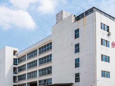 福利待遇
社会保险、节日福利、8小时工作制、公费培训、健康体检、餐补/工作餐

岗位职责
公司位于济南市长清区，主要从事液压井盖、智能井盖两方面的研发、生产及施工，是一家新能源利用及环保工程为一体的高新技术企业。因公司发展需要，现招聘二保焊工及铆工各2名。
1、根据焊接工艺指导书，选择合适的焊接工艺和原材料，进行产品零件、设备的焊接；
2、进行焊条烘干、零件预热，焊渣清除，必要时进行焊后热处理，并做好焊接记录，确保焊接质量；
3、焊接完成后，检验夹渣、未焊透现象，及时进行补焊、重焊；
4、定期对焊机、箱式炉、烘干炉进行维护保养，独立或配合其他人完成焊接设备的维修。

岗位要求
1.在公司车间生产：正常每天8小时，180元/天，加班工资另算。
2.外出施工：正常每天8小时，280元/天，加班工资另算，公司承担食宿及差旅费用。
3.工资按月足额发放，年终业绩奖励。
4.公司提供免费午餐、年度体检、工作服及劳保用品、节假日福利，支持鼓励职工晋级考试，并给予相应奖励。
5.公司人员素质高，有良好的生产环境、融洽的人员氛围，适合中青年创业发展。
6.要求：45岁以下，有一定的结构件焊接或组对工作经验，爱岗敬业